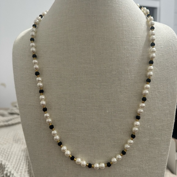 Jewelry - Glass Pearl & Black Faceted Beaded Necklace — Classic Gold Tone Vintage 28”